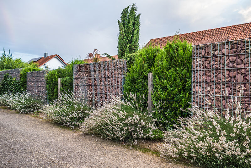 Gartenmauern Drahtkörbe mit Steinen gefüllt als Sichtschutz